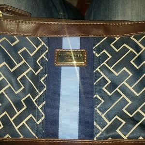 Tommy hilfiger purse shoulder bag.
